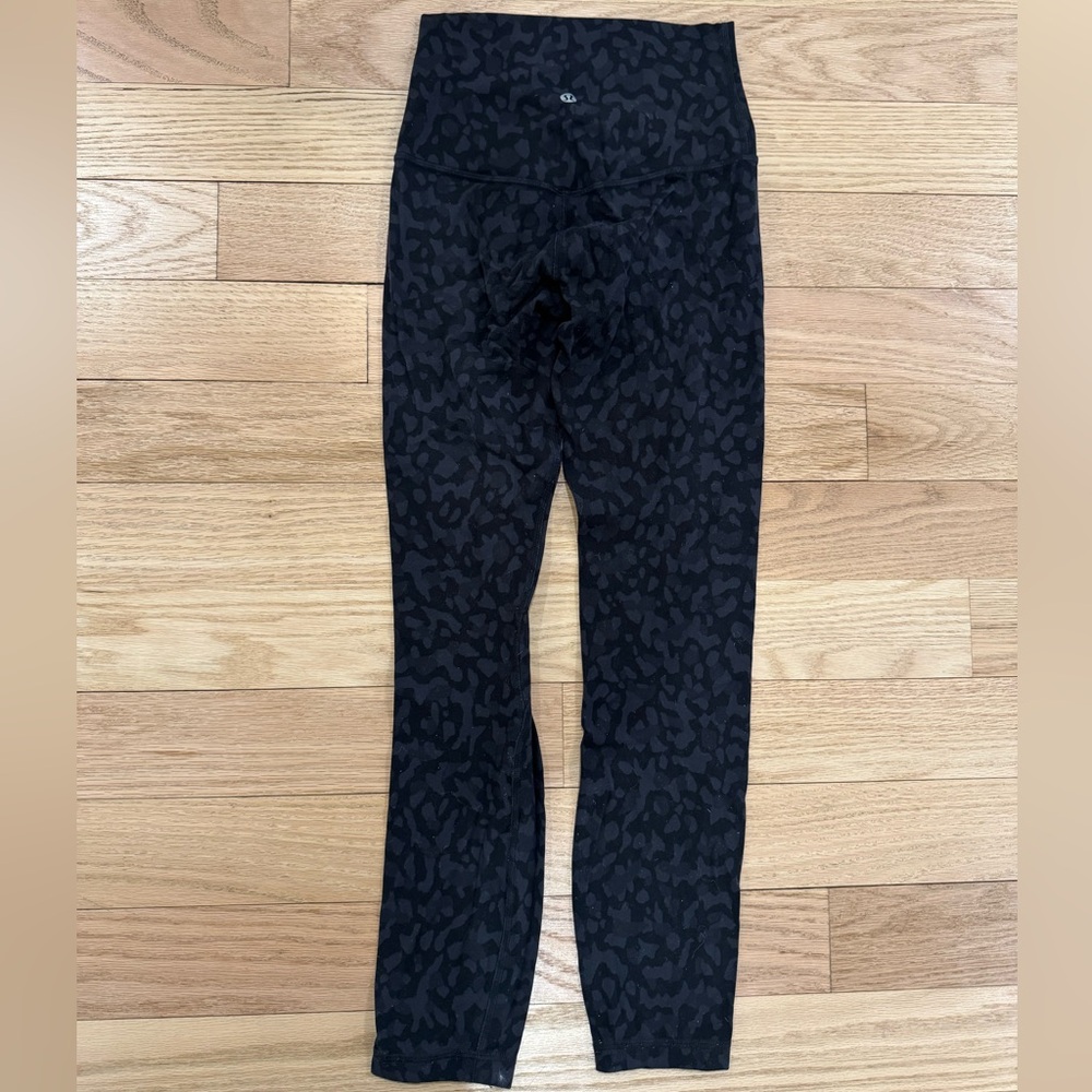 Authentic Lululemon Black Patterned Leggings - Si… - image 2